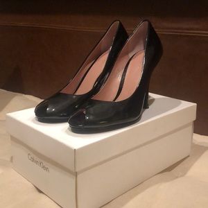 Calvin Klein patent pumps barely worn